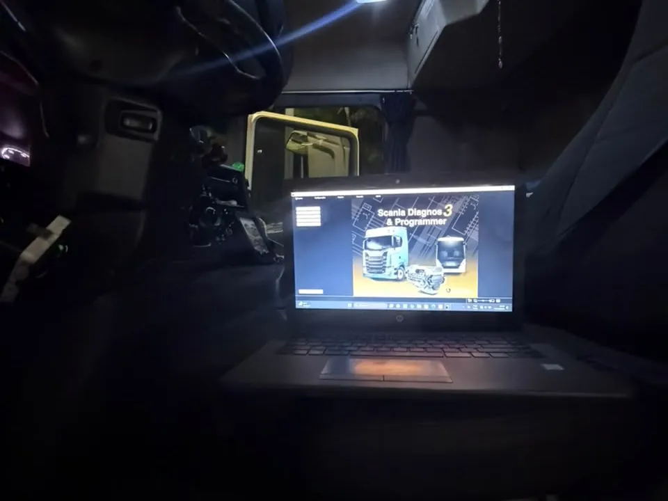 Notebook com o software de diagnóstico Scania na cabine do caminhão