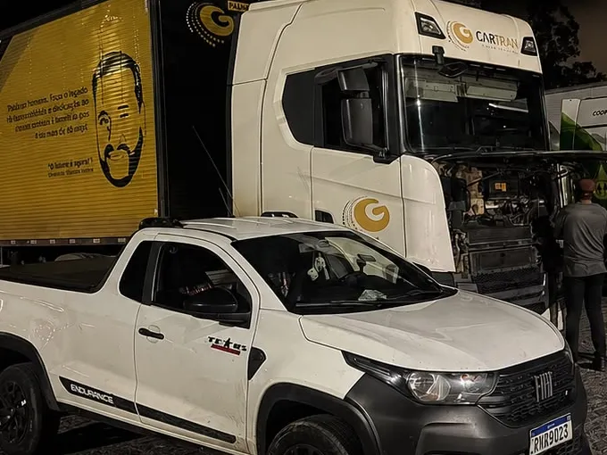 Picape de socorro da Trax Diesel ao lado do caminhão em atendimento
